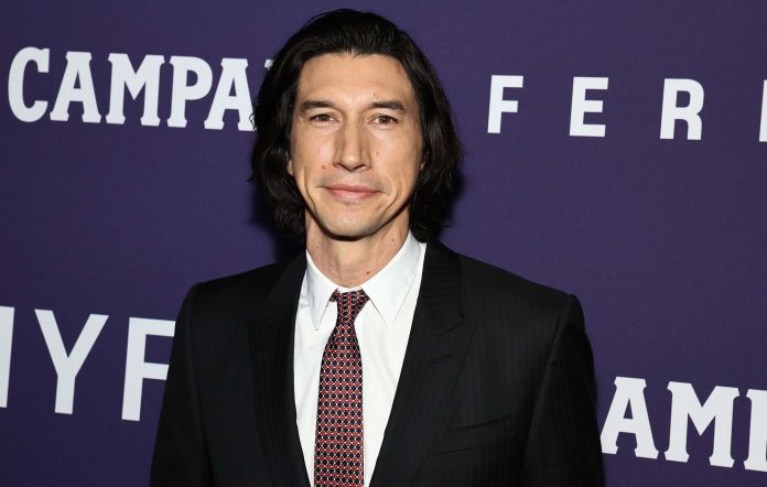 Adam Driver i kthehet me të shara një personi nga audienca (VIDEO)