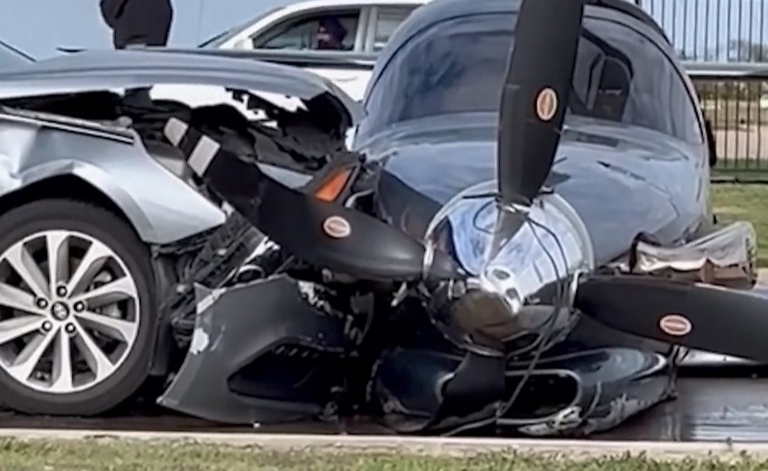 Një avion i vogël në Teksas përplaset me një veturë teksa bënte ulje emergjente (VIDEO)