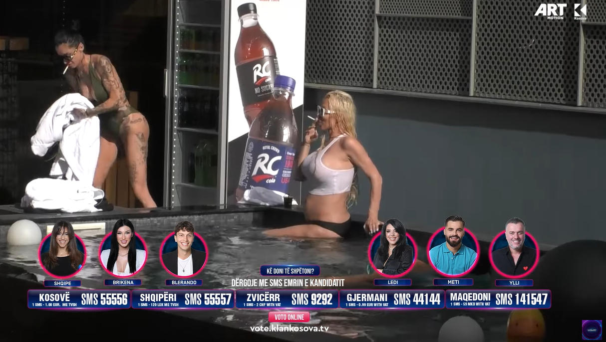 Vajzat shijojnë pishinën me mëngjes (VIDEO)