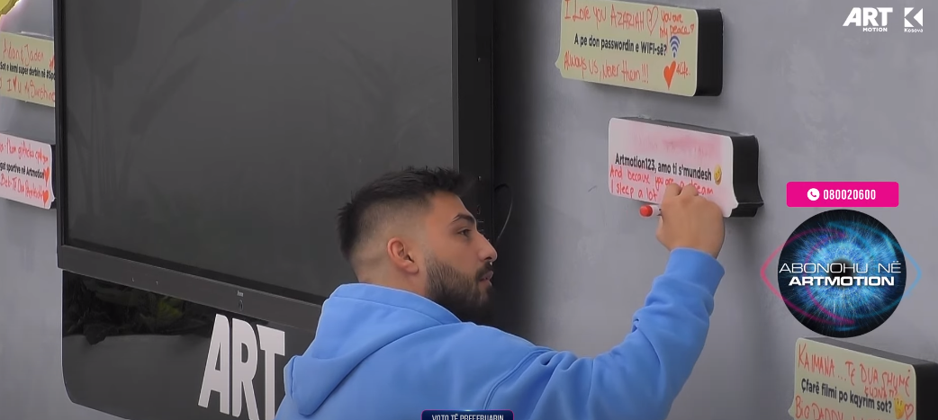 "Ti je ëndërr, prandaj unë fle", Azemi i shkruan Albës përmes hapësirës për mesazhe brenda shtëpisë (VIDEO)