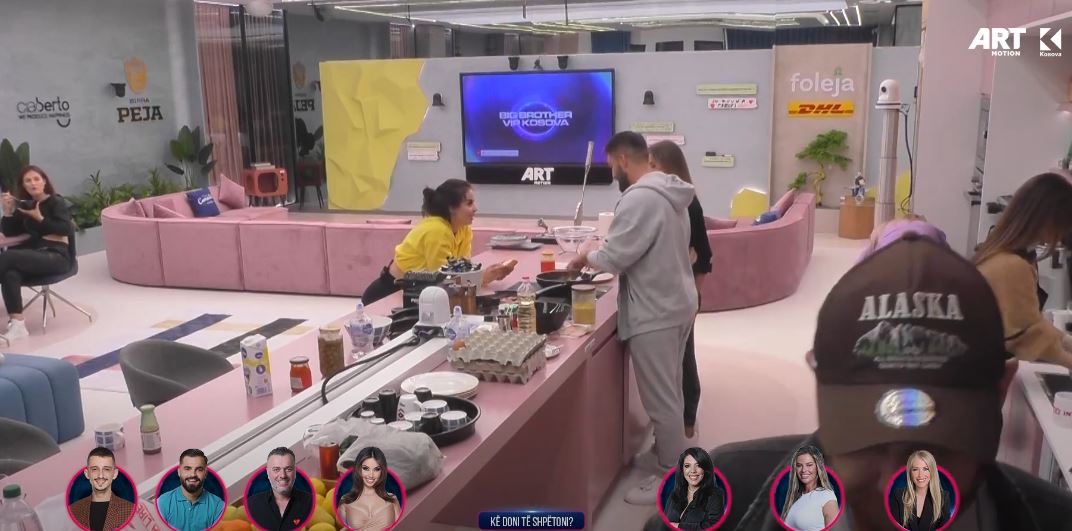 Azemi merr "stafetën" në kuzhinë, përgatit ushqim për banorët (VIDEO)