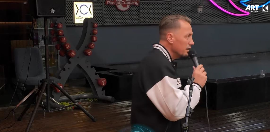 Blero e rikëndon hitin "Fotografia", banorët e ndjejnë në maksimum (VIDEO)