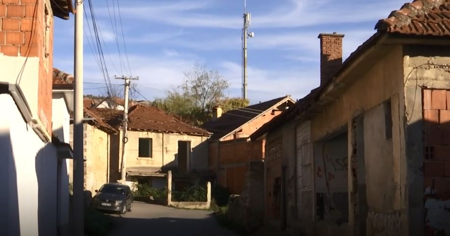 Rrahja ndëretnike: Serbë e ashkalinj, me boksa e shqelma (VIDEO)