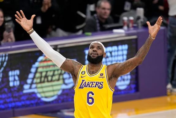 Fitojnë Lakersat, LeBron Jamesi kalon shifrën e 39 mijë pikëve