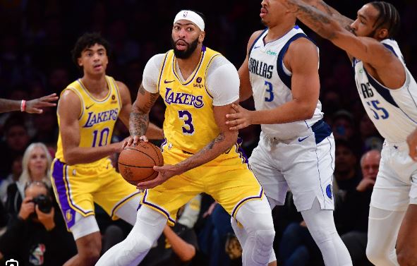 Mavs fitojnë ngushtë derbin me Lakersat (VIDEO)