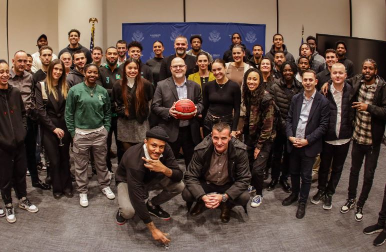 Hovenieri pret në ambasadë basketbollistët amerikanë që luajnë në Kosovë