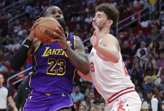 Lakersat tronditen në Teksas, humbin me 34 pikë dallim nga Raketat (VIDEO)