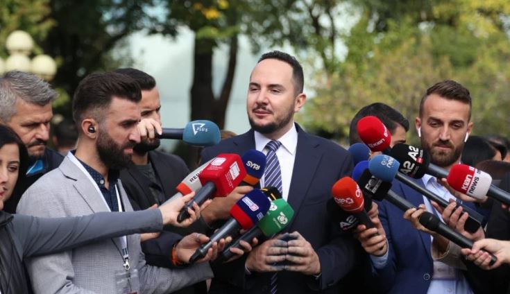 Deputeti i PD-së: Karrikat iu takojnë qytetarëve, opozita do ta vazhdojë aksionin më tej