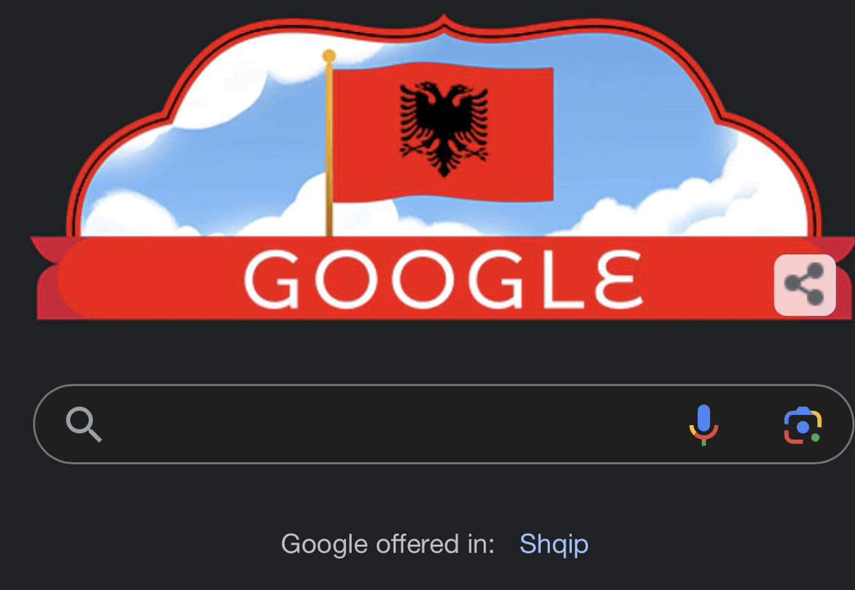 Google shfaq flamurin kuq e zi në faqen hyrëse