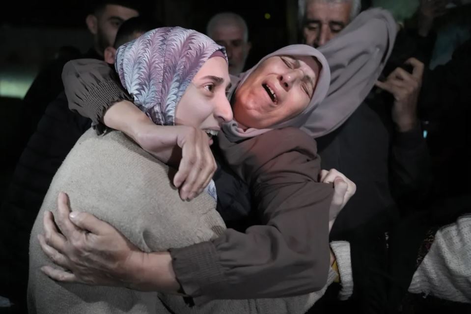 Lirohet grupi i dytë palestinez, familjarët i presin me lot dhe gëzim