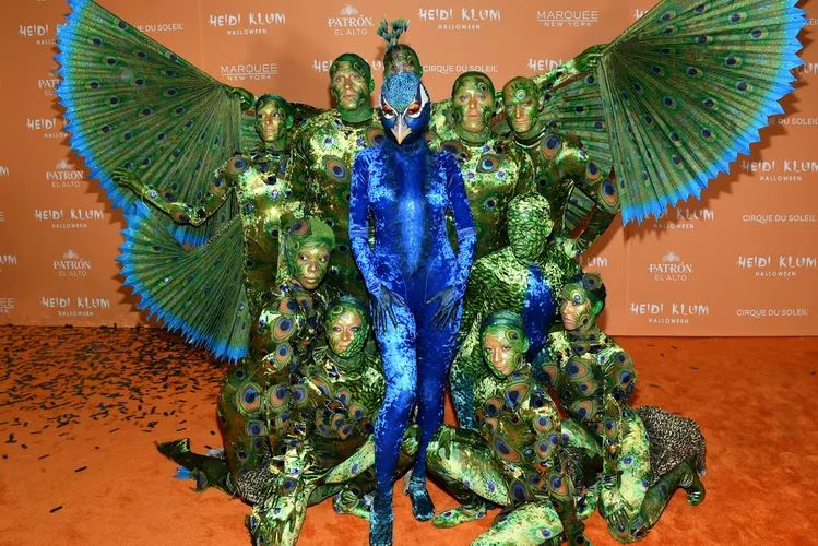 Heidi Klum shndërrohet në një fazan me shumë persona për Halloween 2023