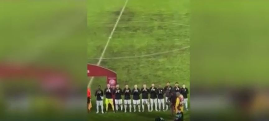 Lojtarët e Izraelit këndojnë himnin, fishkëllehen nga tifozët (VIDEO)