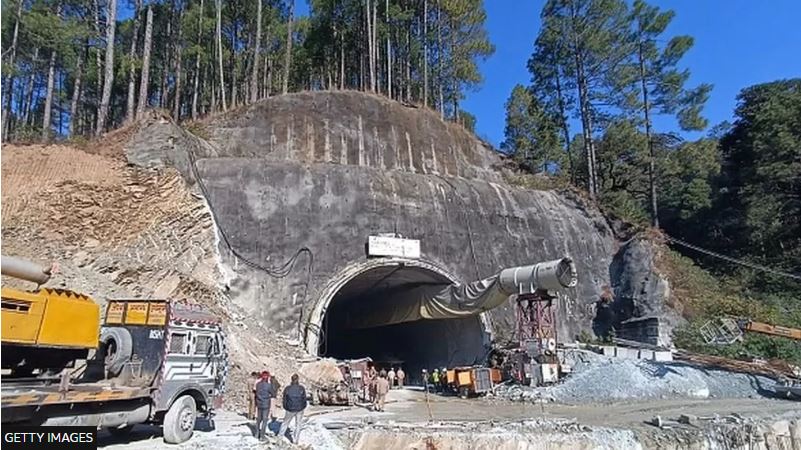 Shembja e tunelit të Uttarakhand, punohet për të shpëtuar 40 punëtorë të bllokuar në tunelin e Indisë