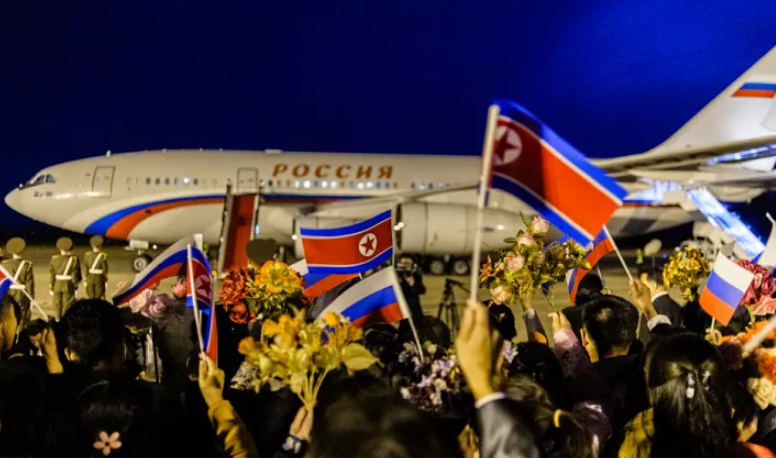 Zyrtarët rusë vizitojnë Korenë e Veriut për të “ringjallur” aleancën