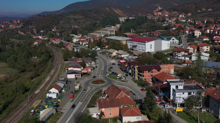 Serbi sulmon serbin për një rrugë në Leposaviq