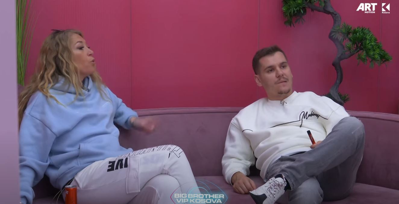 Me kë u nervozua Monika? Adri mundohet ta qetësojë (VIDEO)