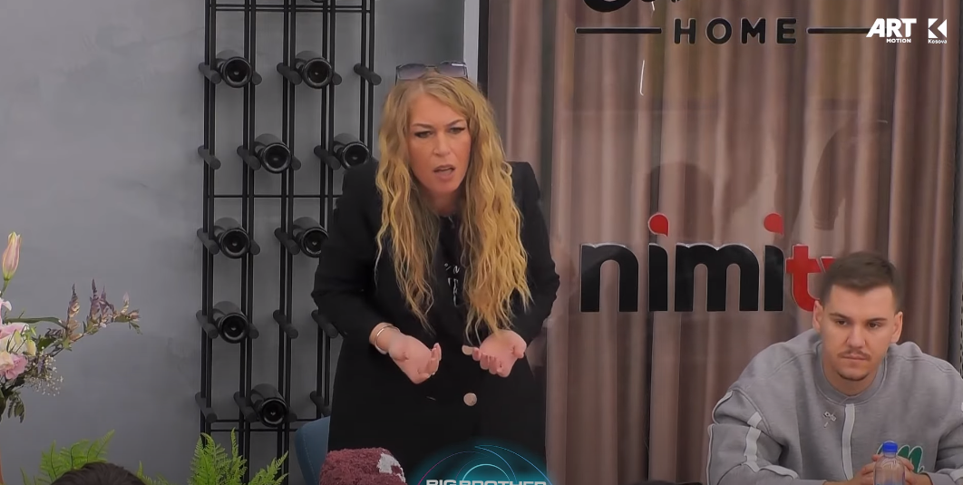 "Buzëqeshjen e ke 'fake'", "Ti viktimizohesh", Alba dhe Monika me akuza ndaj njëra-tjetrës (VIDEO)