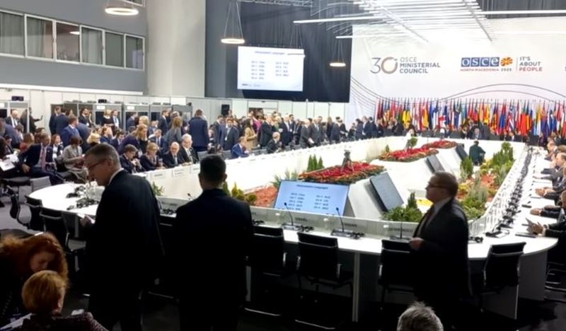 Lavrov merr fjalën, disa delegacione largohen nga salla në Shkup