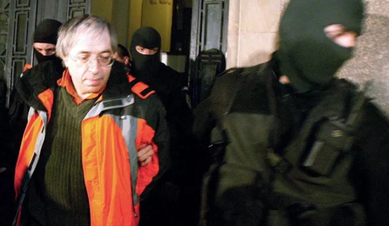 Policia franceze arreston gurun e jogës, akuzohet për shfrytëzim seksual