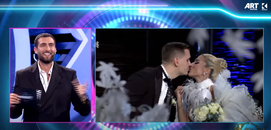 Momenti i puthjes mes çiftit Adri dhe Iliriana pas ceremonisë martesore (VIDEO)