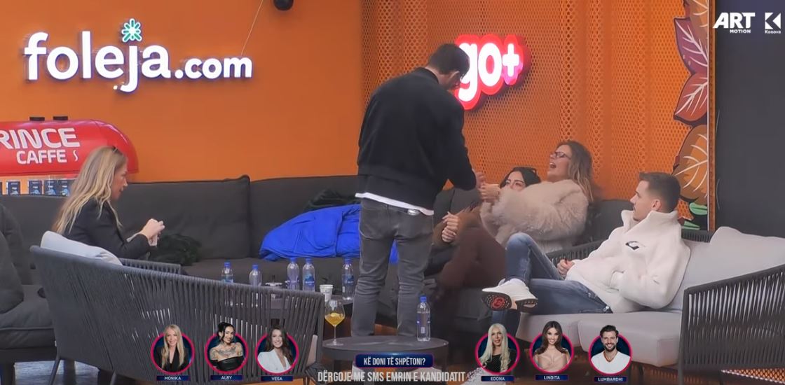 Lumbardhi frikëson Santianën me një insekt (VIDEO)