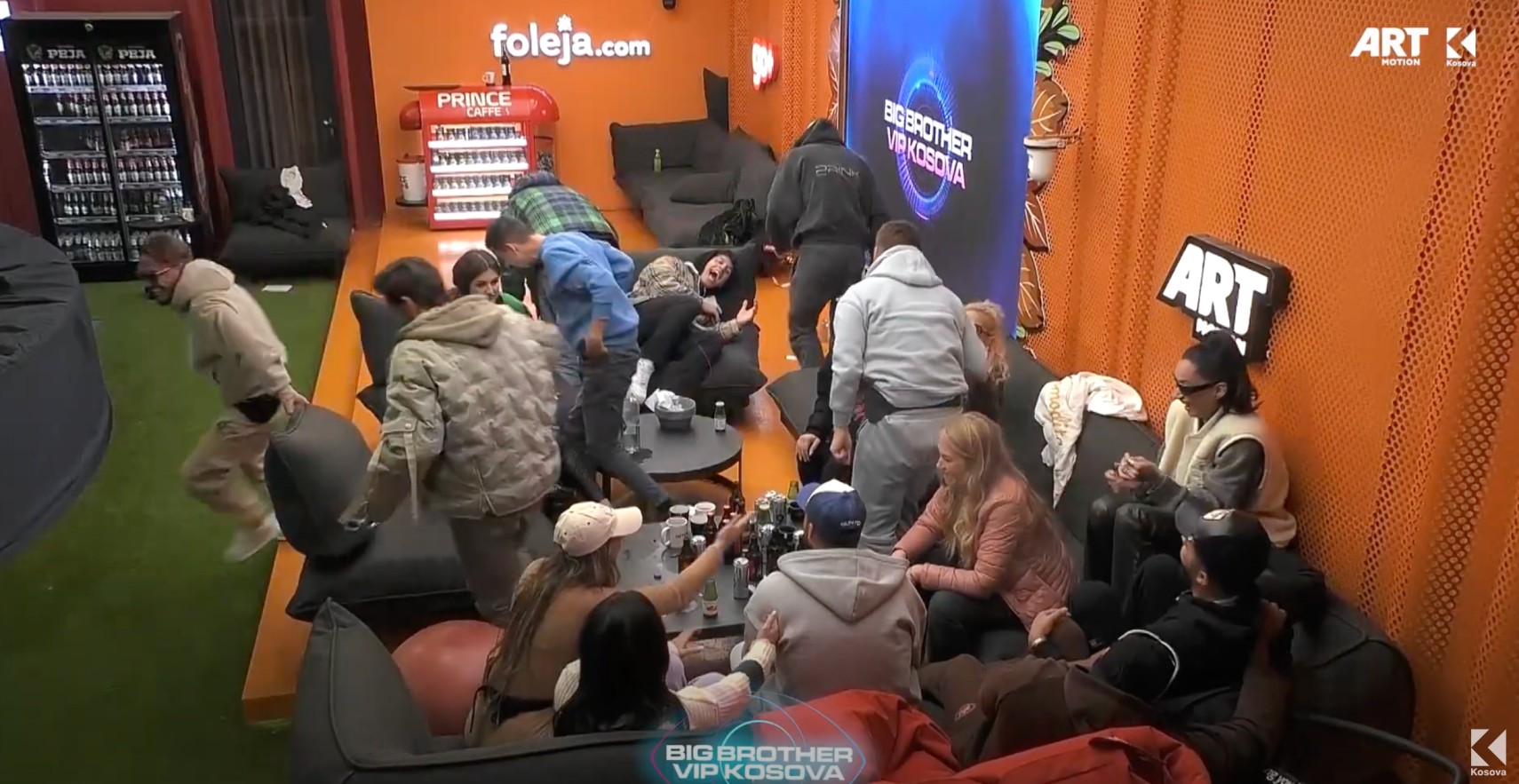 Të qeshura pa fund, Monika dhe Azemi "shkrijnë" banorët në lojën interesante mes tyre (VIDEO)