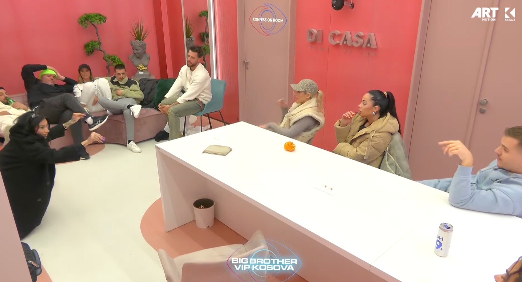 Alby i "sfidon" disa nga banorët në lojën pantomime (VIDEO)