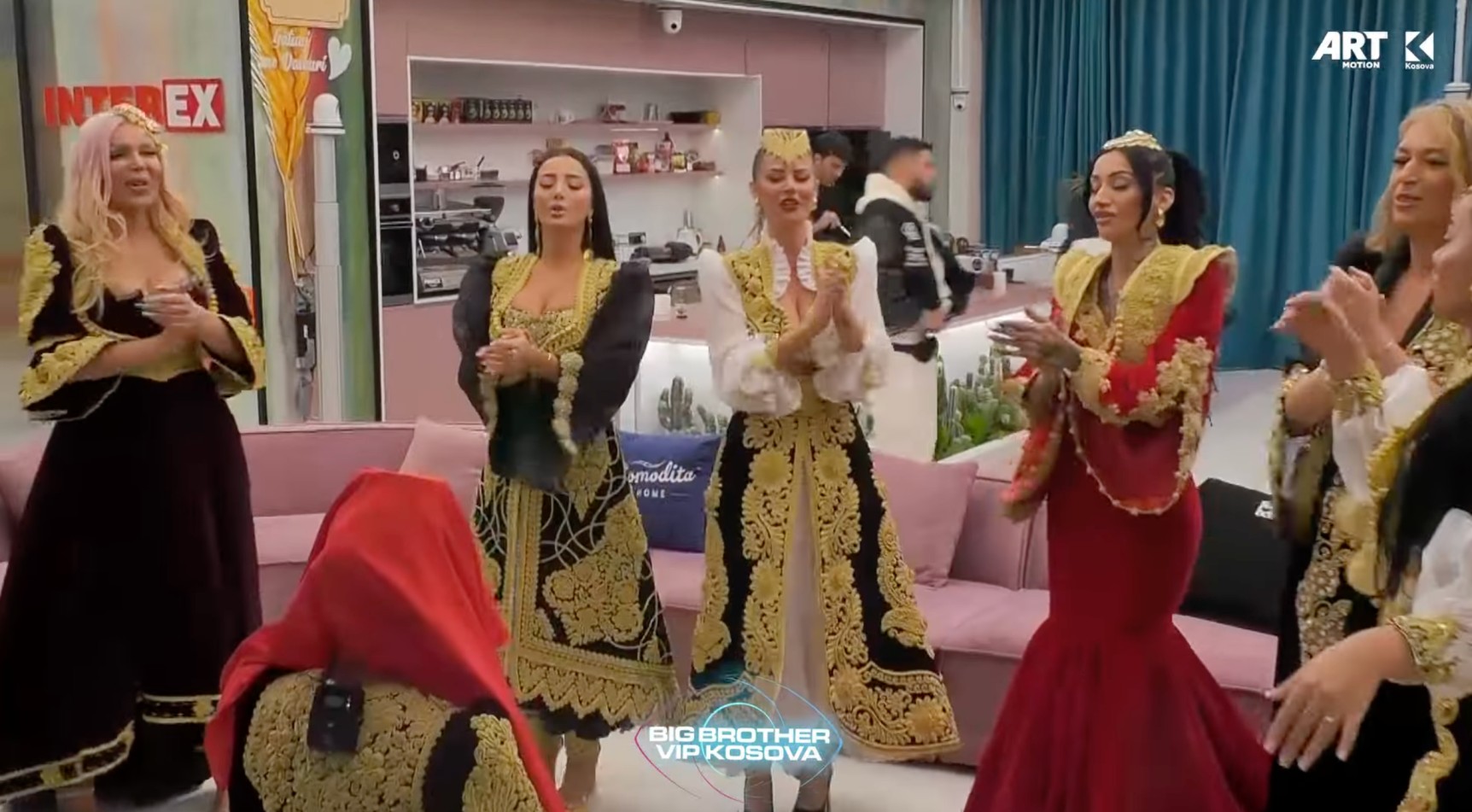 "Dita e Çikave", banoret nisin t'i këndojnë këngë me def Ilirianës (VIDEO)