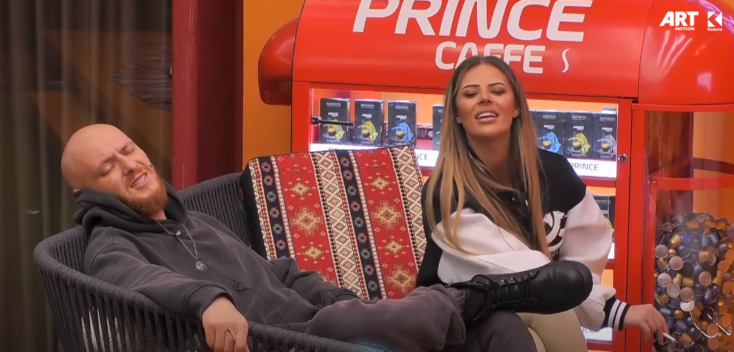 "Ti më ke vra me puthje tradhtare", Santiana e Iliriana këndojnë hitin e Gilit (VIDEO)