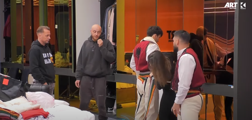 Shqipja e ndihmon Blerandon ta lidhë shokën e rrobave tradicionale (VIDEO)
