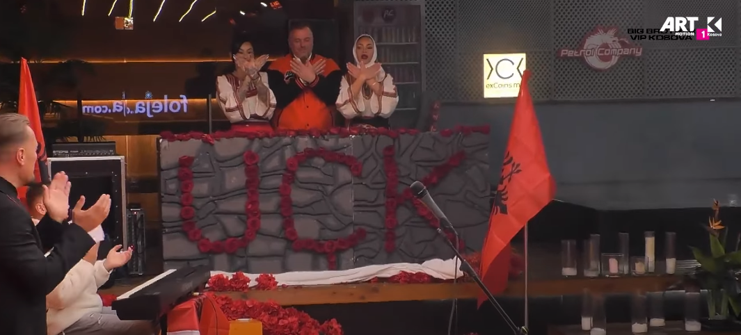 Alby, Buci dhe Kaderi zbulojnë emblemën e UÇK-së gjatë programit festiv (VIDEO)
