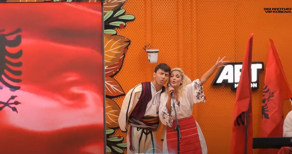 Iliriana dhe Blerando interpretojnë së bashku hitin "Kuq e Zi" të Elvana Gjatës (VIDEO)