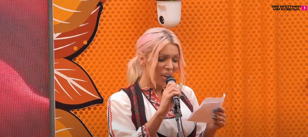 Edona James, një atdhetare e vërtetë - interpreton me zemër këngën "Shqipëri oj nëna ime" (VIDEO)