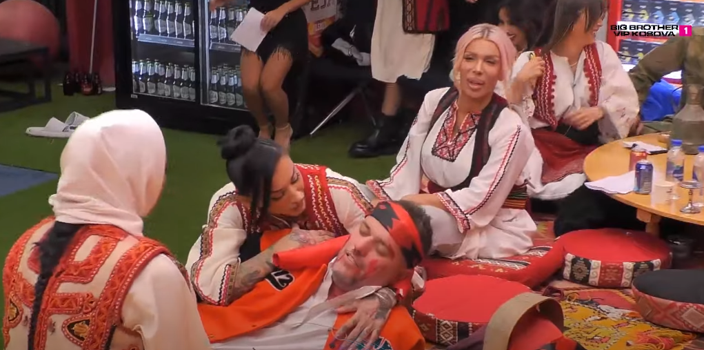 Alby, Buci dhe Kaderi me një super skeç për programin festiv të 28 Nëntorit (VIDEO)