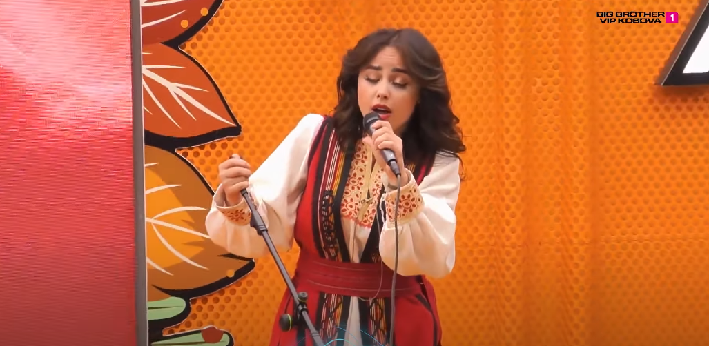 Lindita mahniti të gjithë banorët me interpretimin e këngës  "Moj e bukura more" (VIDEO)