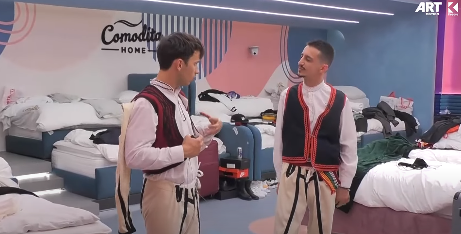 Blerando komplimenton Ganiun për monologun e tij në programin festiv të 28 Nëntorit (VIDEO)