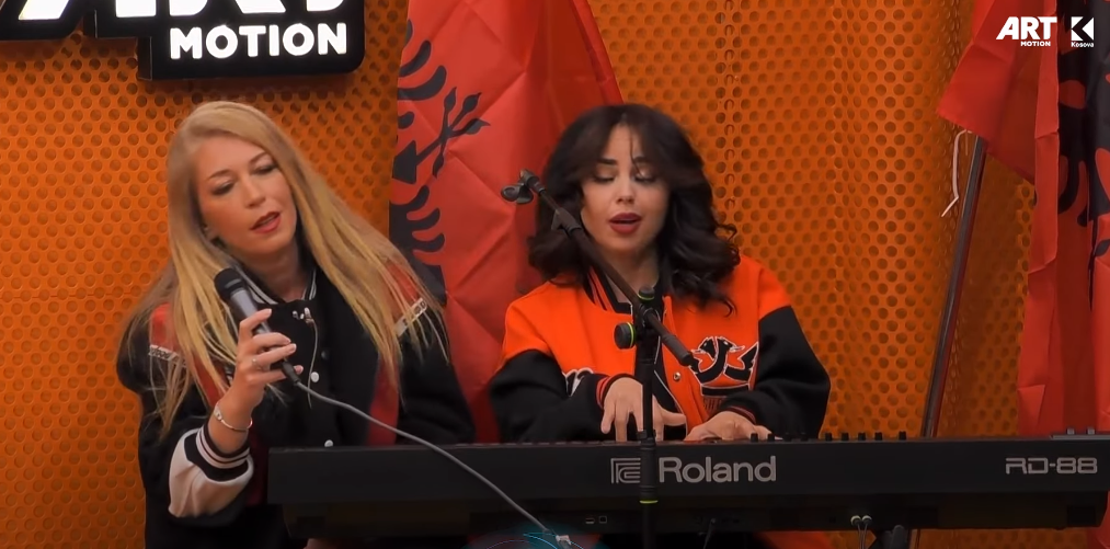 Linda dhe Monika këndojnë hitet botërore "Killing me softly" dhe "Fallin" (VIDEO)