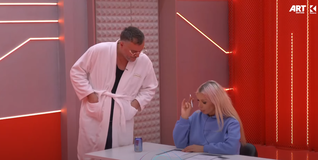 "Mos hajde pa prindër", Buci tallet me Edonën pas vonesës në mësim (VIDEO)