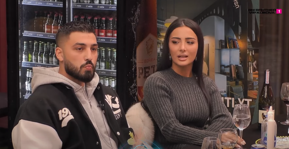 Pyetje pikante nga publiku dedikuar Azemit - banorët shpërthejnë në brohoritma (VIDEO)