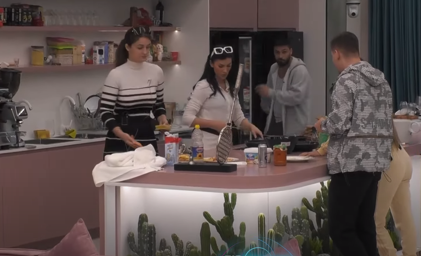 Vesa e Brikenda përgatisin mëngjesin, Adri iu “bërtet” (VIDEO)