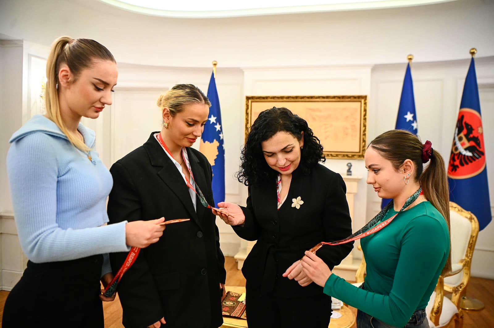 Osmani takohet me karateistet kosovare: Medalistet e bronzta të Kosovës janë yjet e vendit