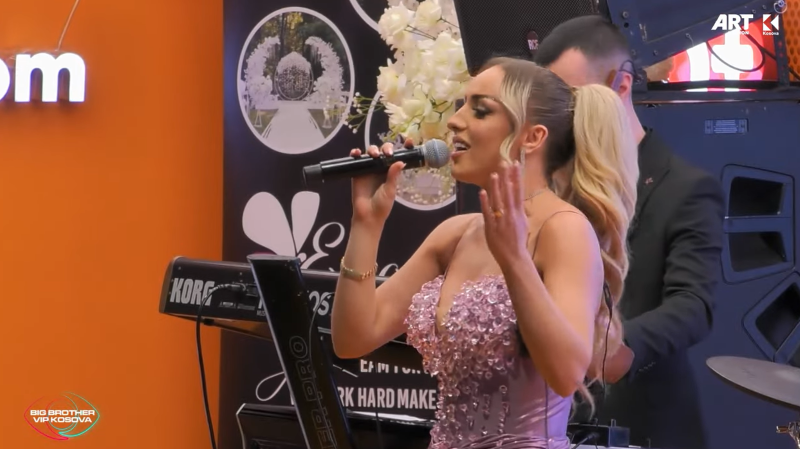 Aida Doci këndon në dasmën e Adrit me Ilirianën (VIDEO)