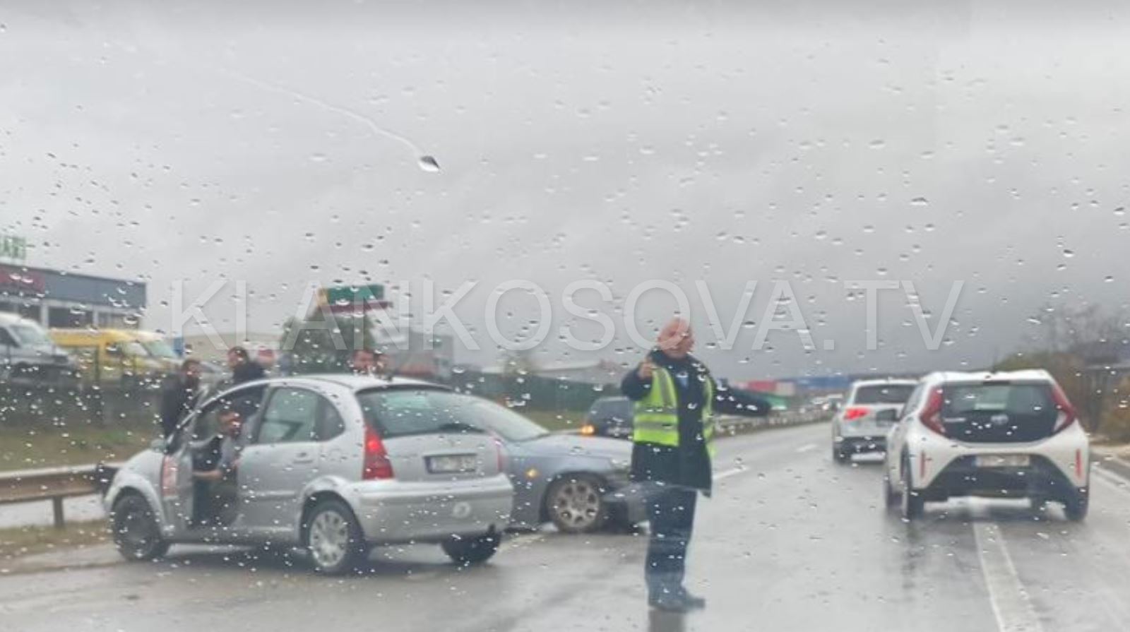 Aksidentohet vetura e KFOR-it në Maxhunaj, dy të lënduar