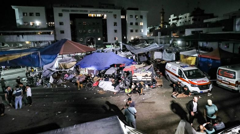Mjeku thotë se spitali i Gazës është 'plotësisht i rrethuar'