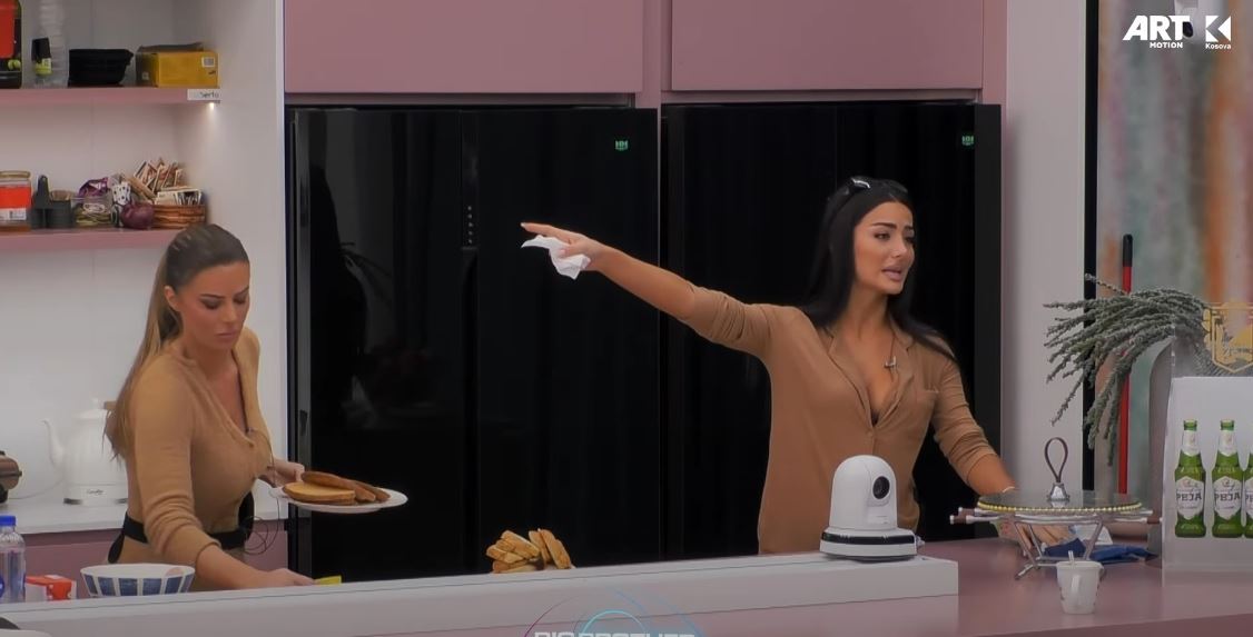 Alba nervozohet me Monikën: Ti s'meriton respekt (VIDEO)