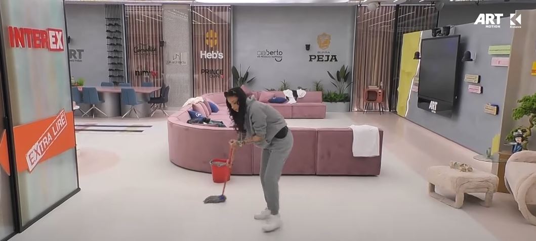 Alby përkujdeset për higjienën e shtëpisë, pastron dyshemenë (VIDEO)
