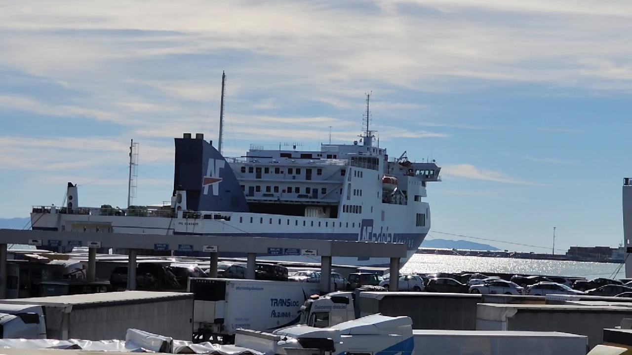 Rikthehet lundrimi në brigjet e Adriatikut, nisen tragetet nga Porti i Durrësit dhe i Barit