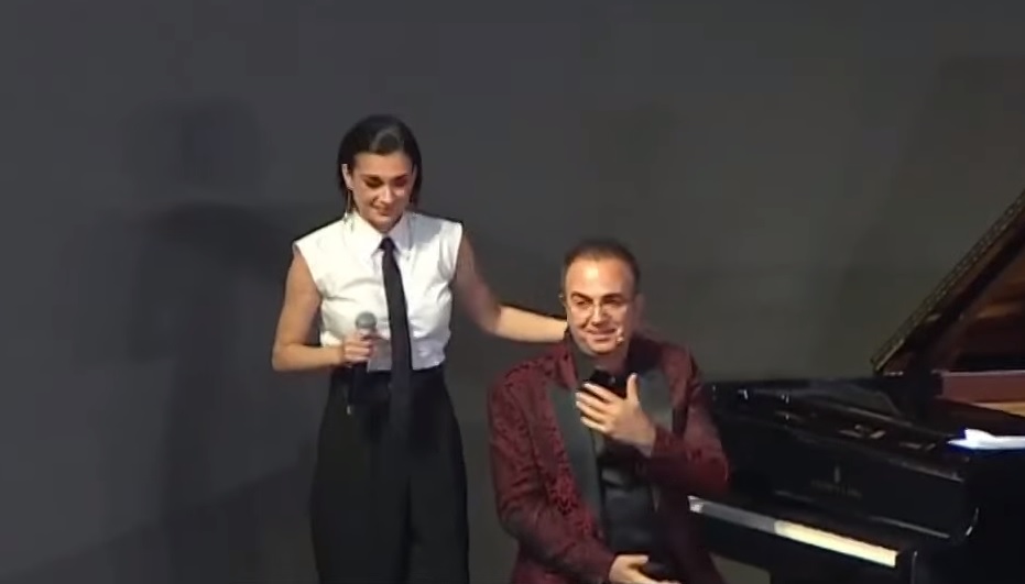 Ardit Gjebrea dhe Elsa Lila bashkojnë forcat për një super-performancë në Ditën Arbëreshe (VIDEO)