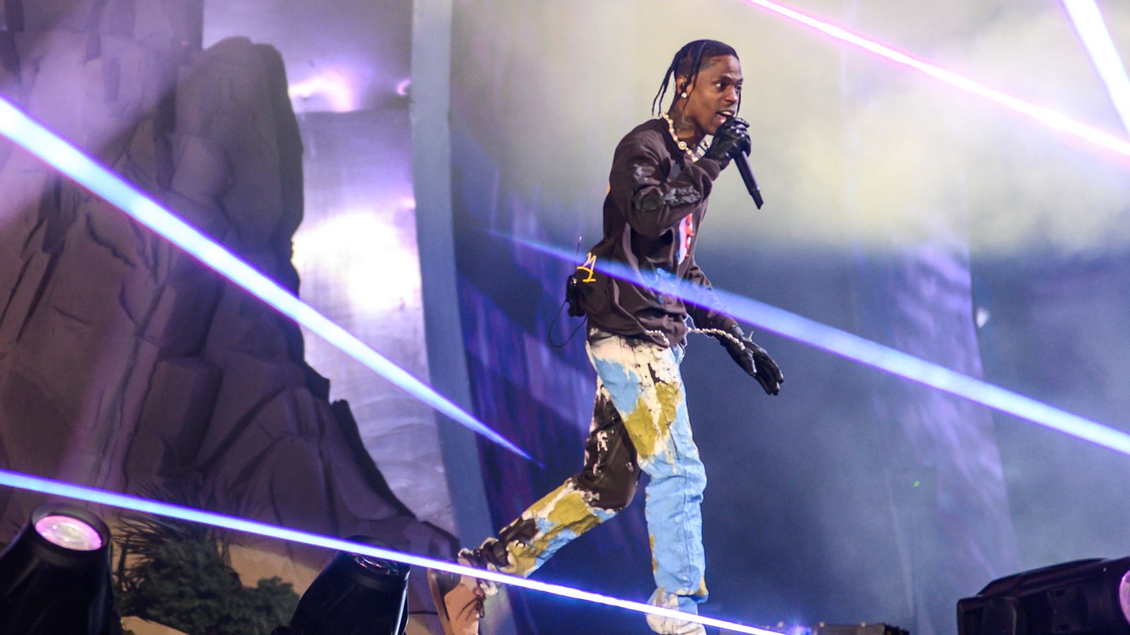 Reperi Travis Scott flet për tragjedinë e Astroworld