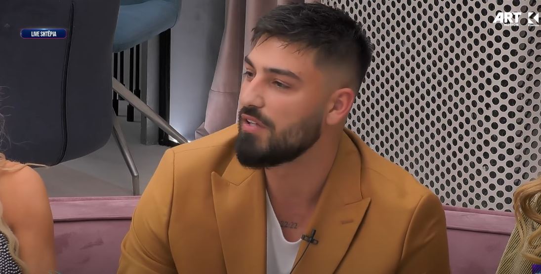 Azemi-Lindës: Nashta ki qejf me pas ndjenja për ty, por unë e shoh vetëm Albën (VIDEO)